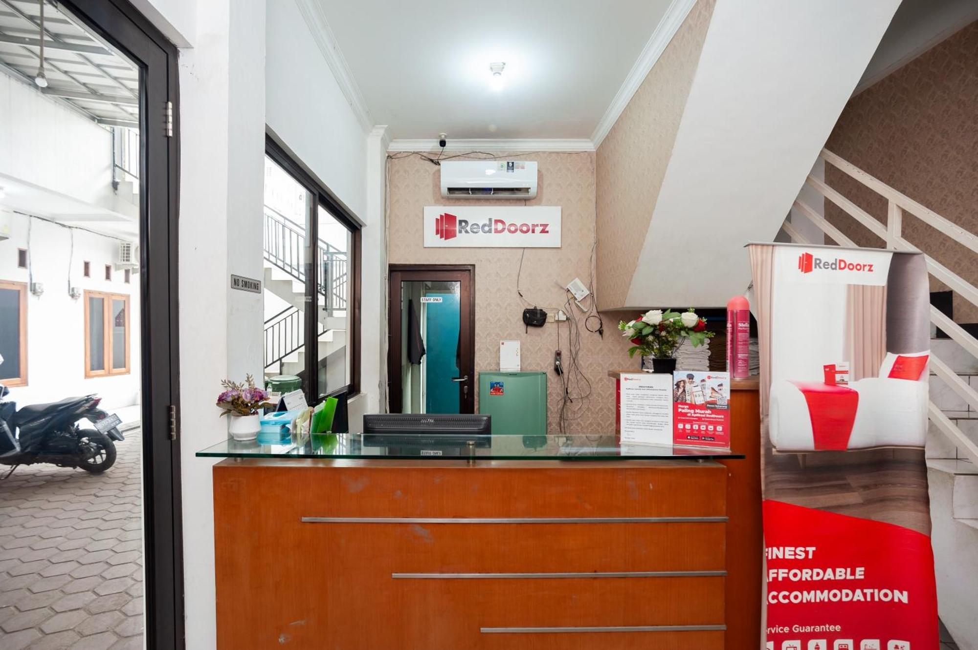 Hotel Reddoorz Syariah Near Jatisampurna Hospital Bekasi Esterno foto
