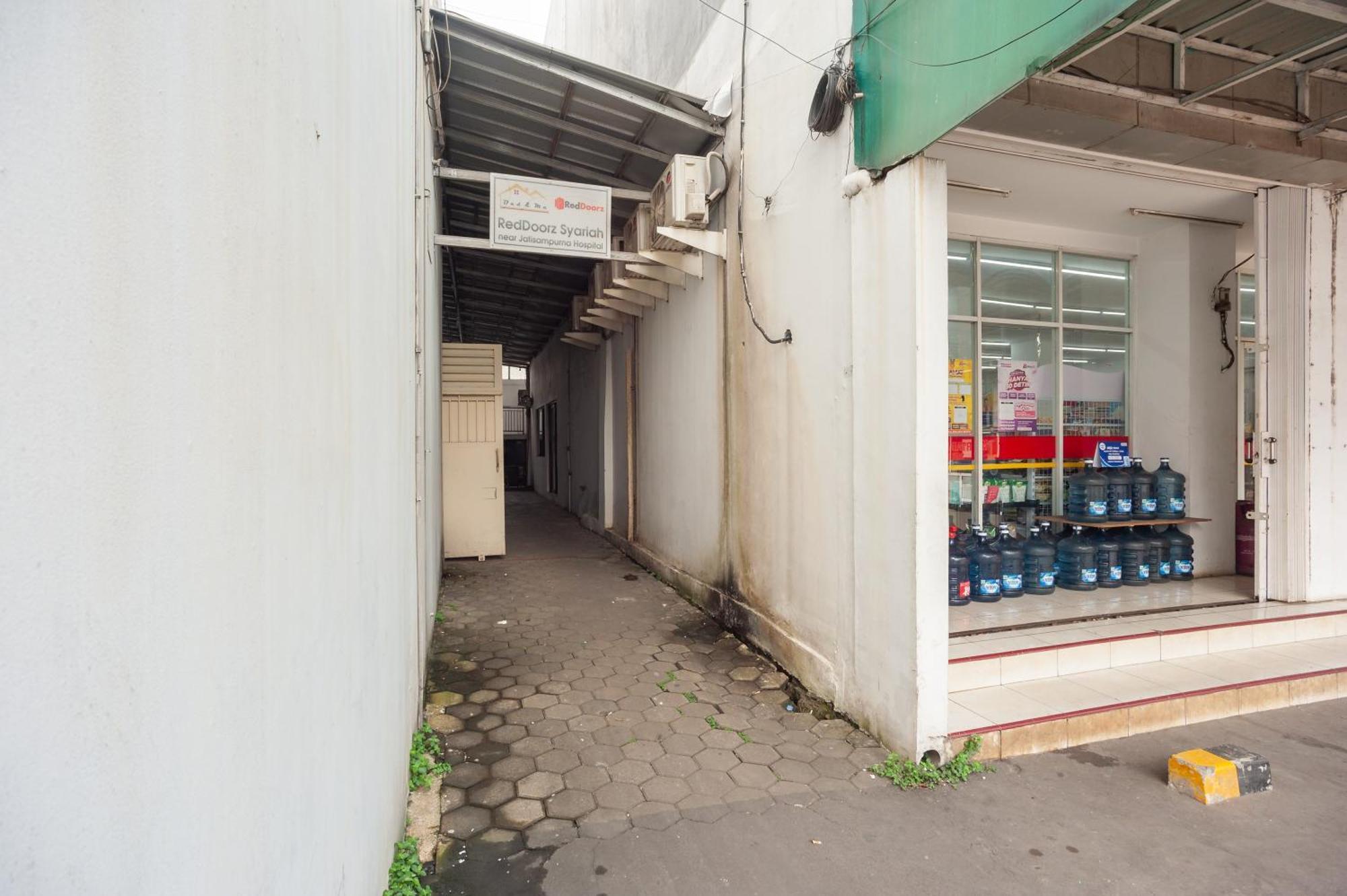 Hotel Reddoorz Syariah Near Jatisampurna Hospital Bekasi Esterno foto
