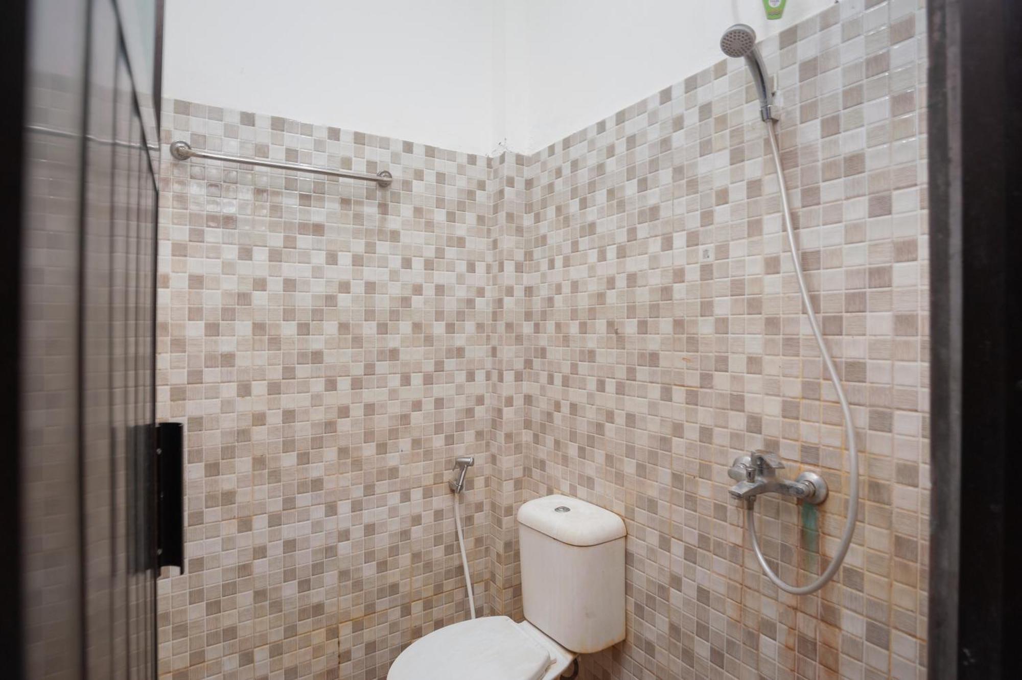 Hotel Reddoorz Syariah Near Jatisampurna Hospital Bekasi Esterno foto