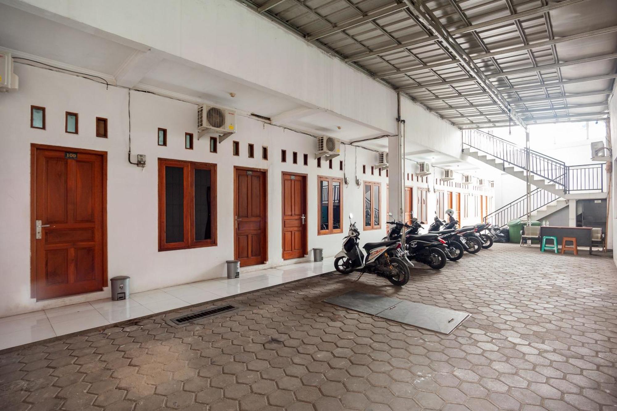 Hotel Reddoorz Syariah Near Jatisampurna Hospital Bekasi Esterno foto