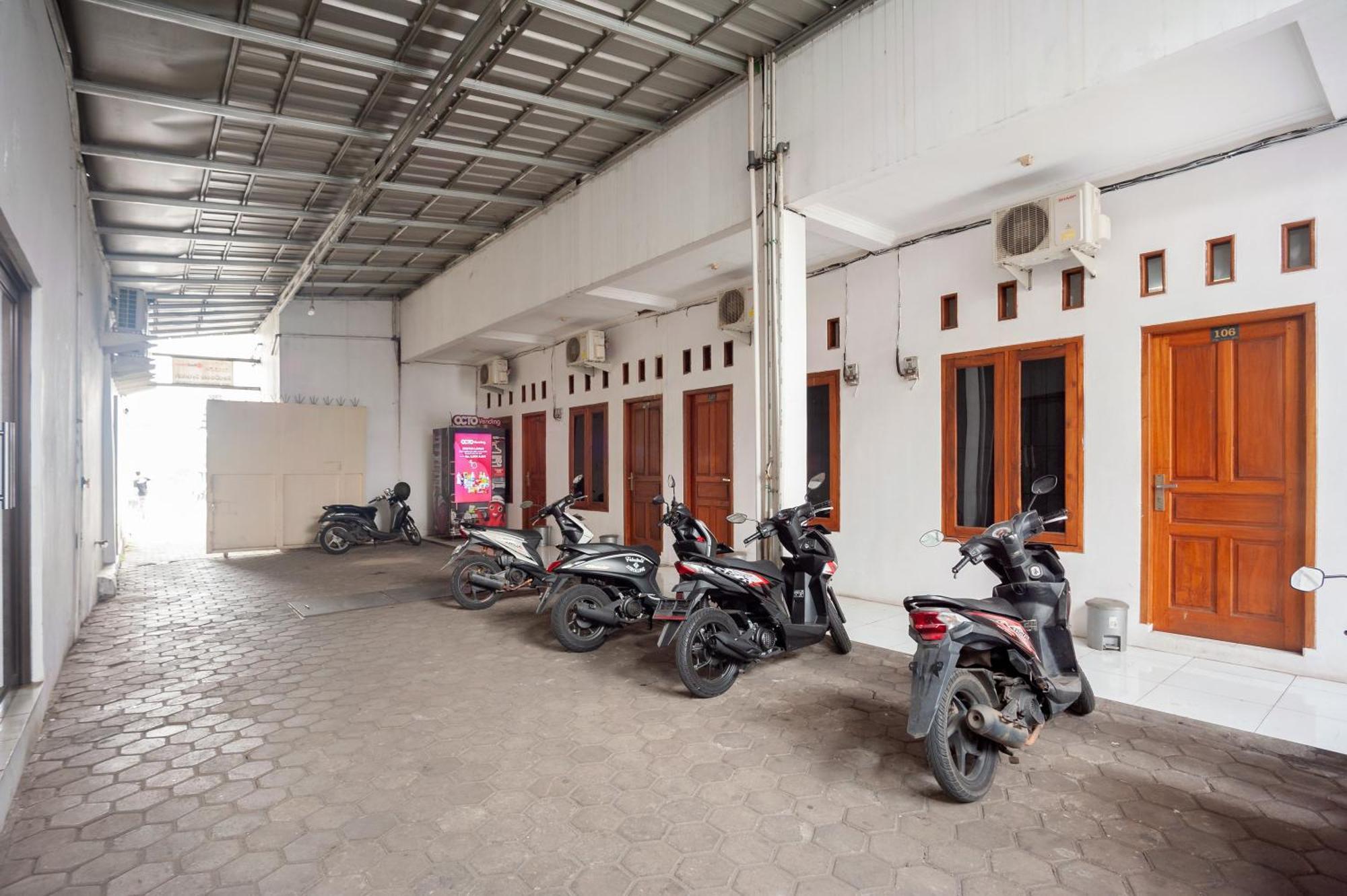 Hotel Reddoorz Syariah Near Jatisampurna Hospital Bekasi Esterno foto